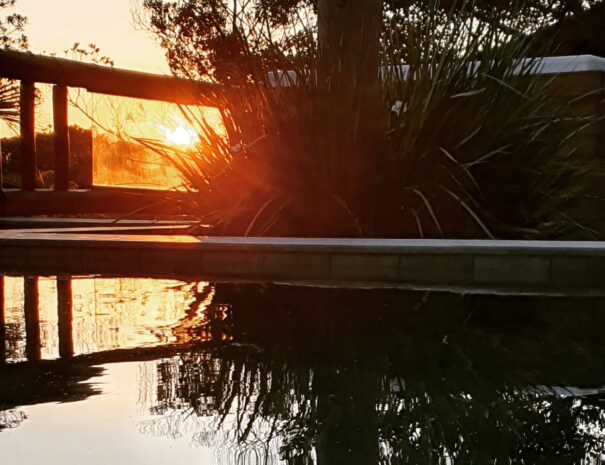 Piscina enatrdecer com reflexo